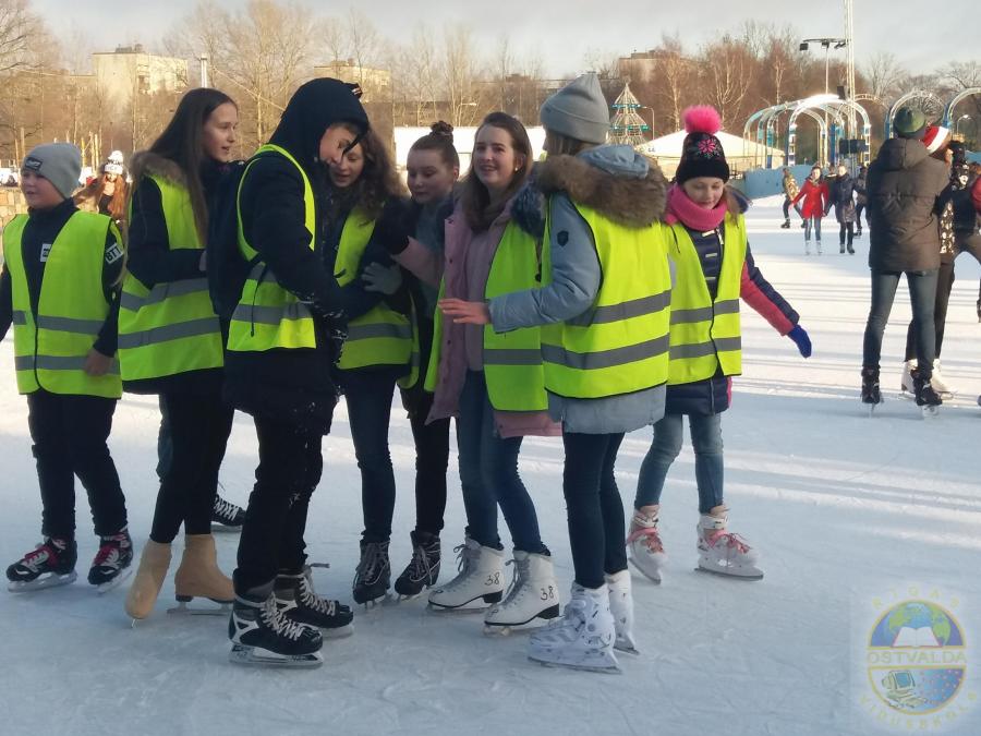 5.b klase un 7.c klase jautri un veselīgi pavadīja laiku slidotavā