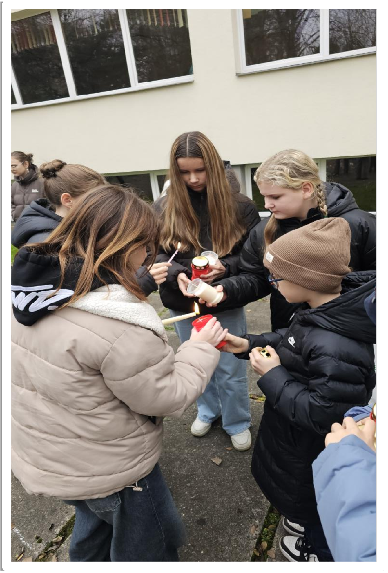 Rīgas Ostvalda vidusskolas muzeja jaunieši un pedagogi organizēja skolas teritorijā