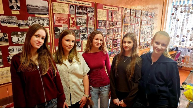 9.a klases skolnieces gīdu lomā V. Fomina, N. Aksjutina, M. Muračova, A. Kopitova, A. Abjaļkiene