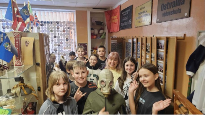 5.b. klase skolas muzejā ar savu klases audzinatāju Janu Pungu